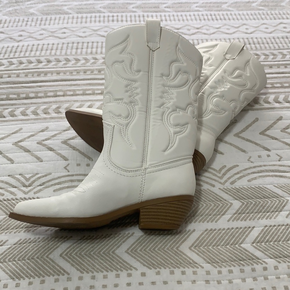 WHITE COWBOY BOOTS- Perfect for Bach Parties!!!